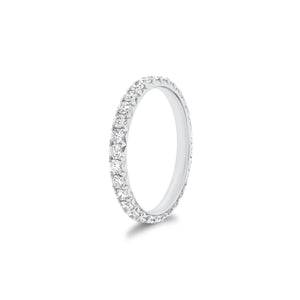 Diamond eternity band - 18K gold weighing 1.52 grams - 30 round diamonds totaling 0.84 carats