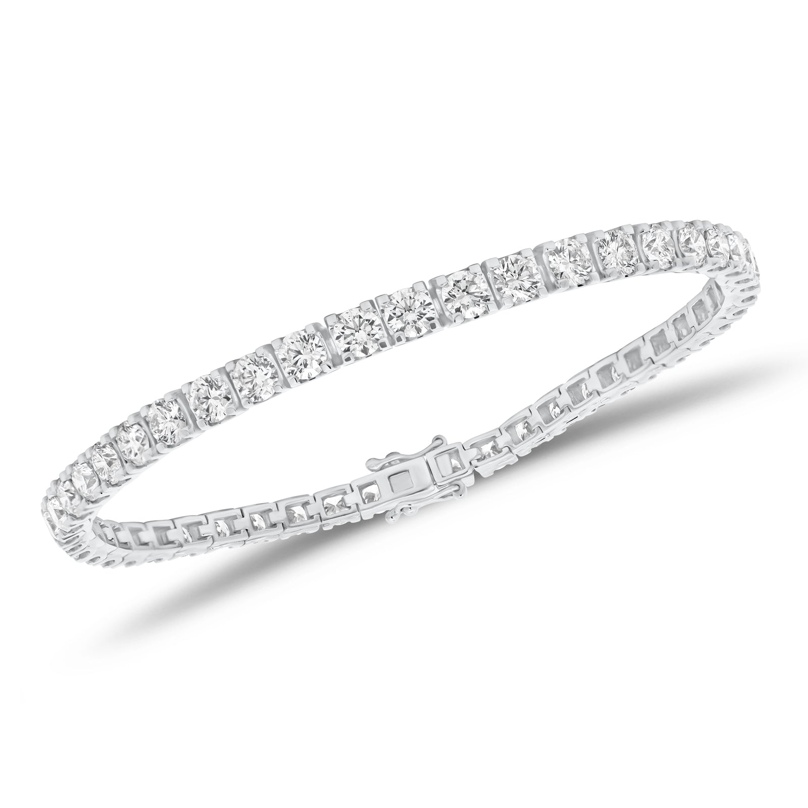 6.88 ct diamond tennis bracelet - 18K gold weighing 13.25 grams
- 47 round diamonds weighing 6.88 carats