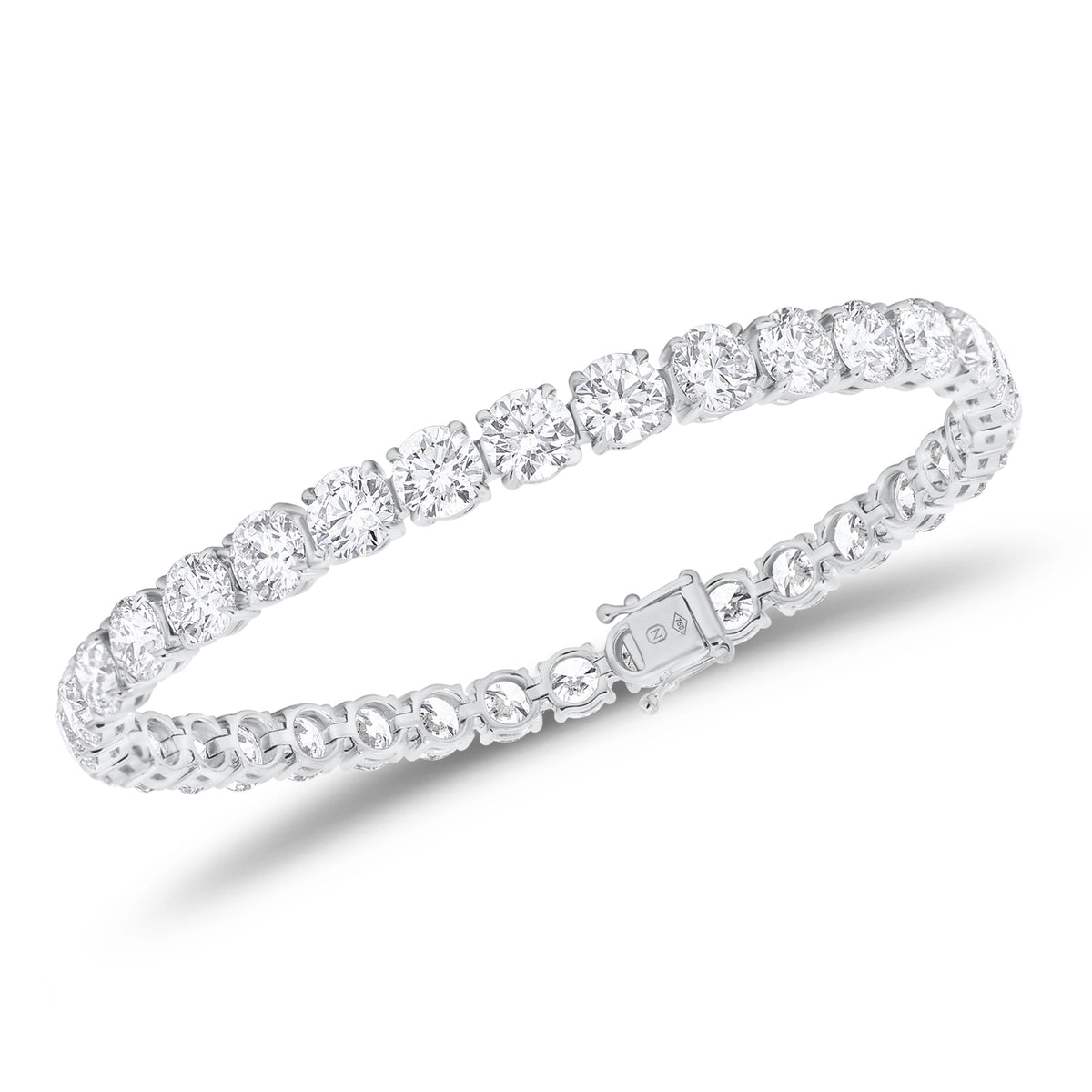 Diamond Tennis Bracelet - 18K gold weighing 16.68 grams  - 34 round diamonds weighing 17.94 carats