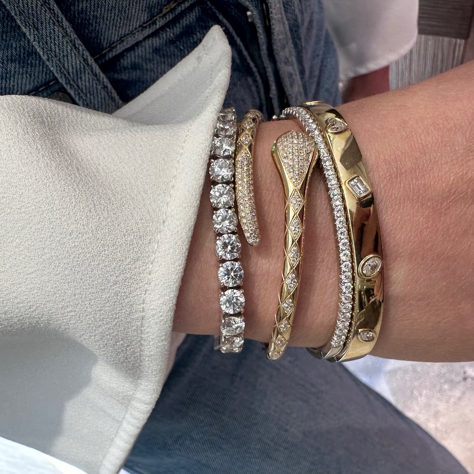 Diamond Tennis Bracelet - 18K gold weighing 16.68 grams  - 34 round diamonds weighing 17.94 carats