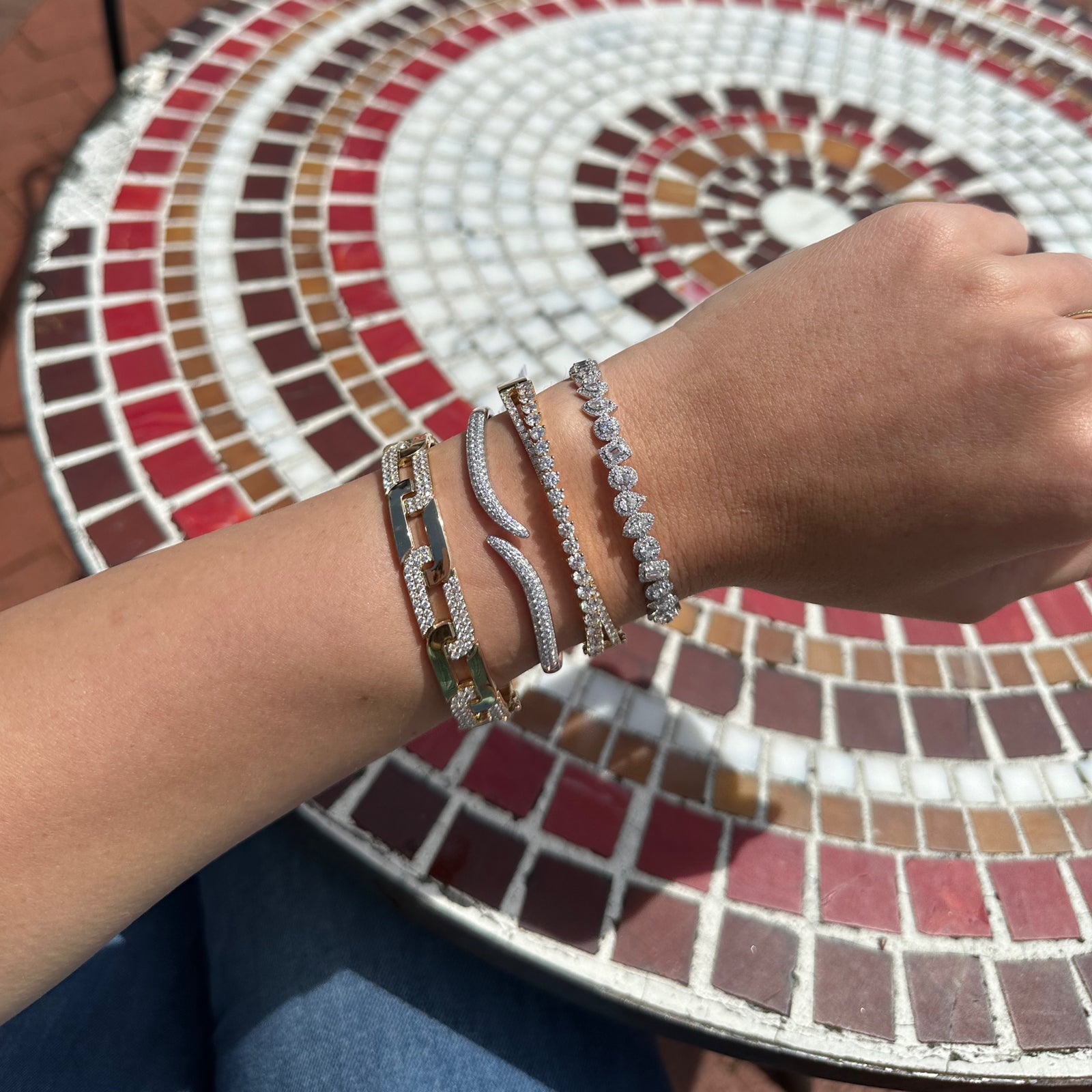 Diamond flat link bangle bracelet
- 14K gold weighing 35.30 grams
- 120 round diamonds weighing 1.79 carats