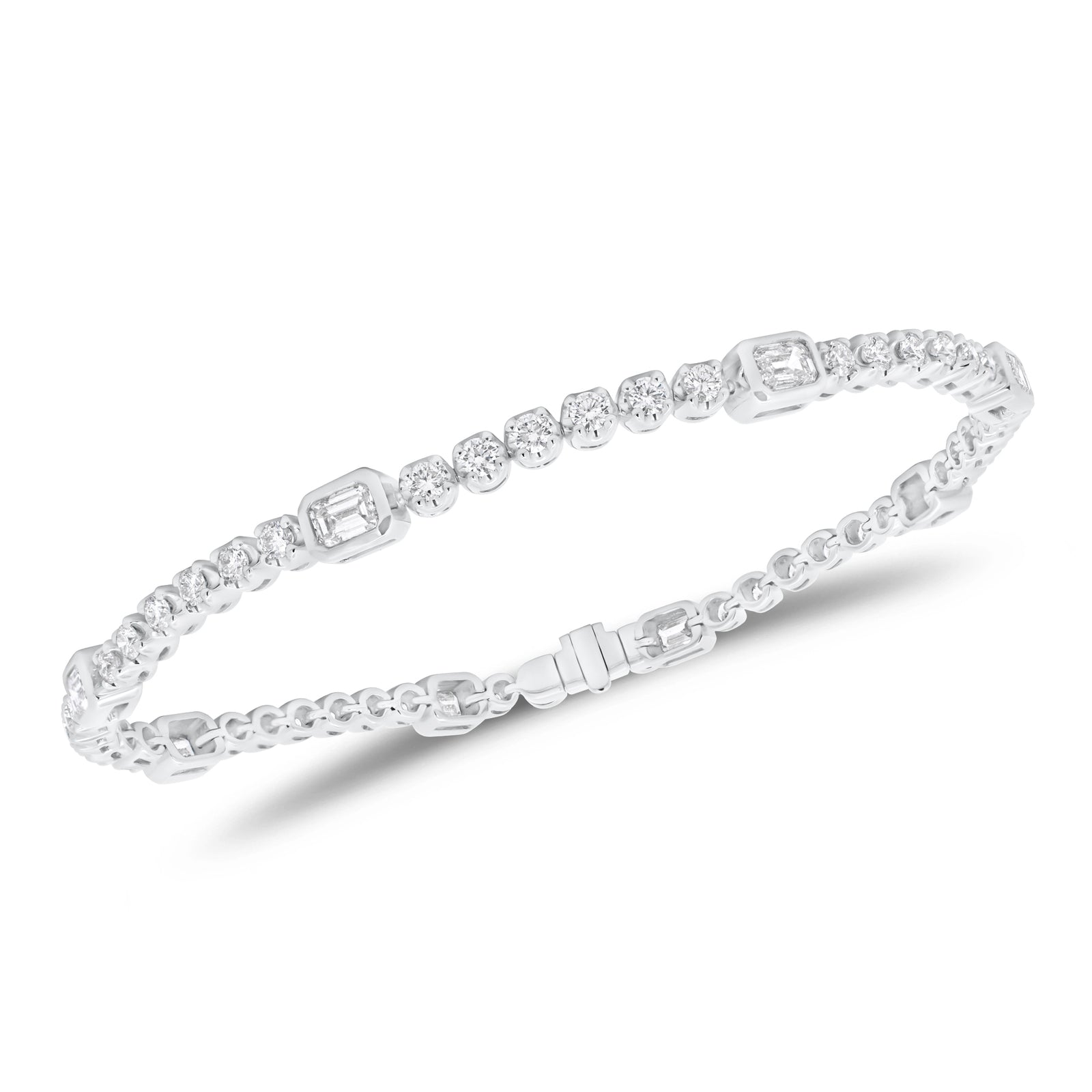 Emerald-cut and round diamond tennis bracelet - 18K gold weighing 10.91 grams

- 46 round diamonds weighing 1.58 carats
- 8 emerald-cut diamonds weighing 1.57 carats
