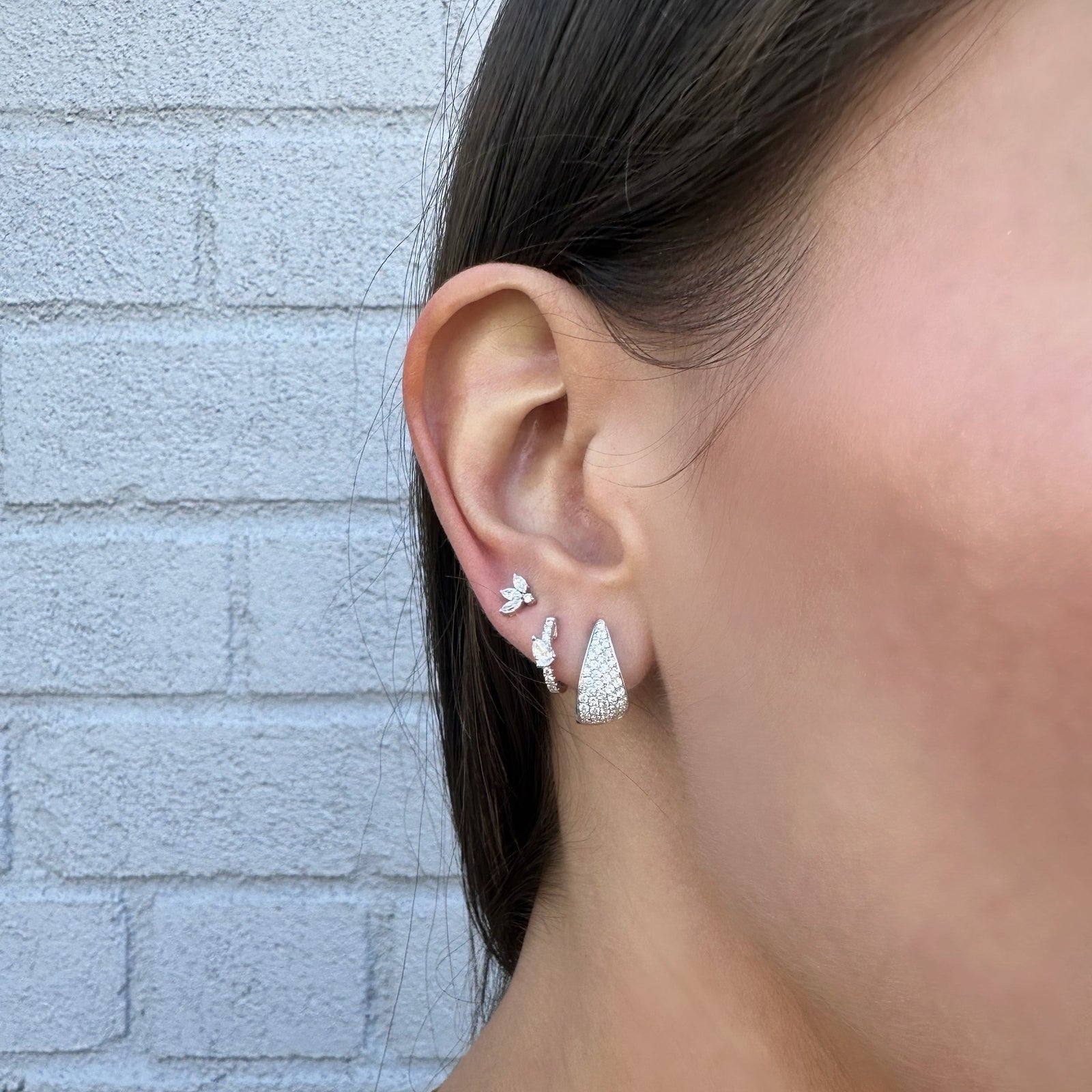 Diamond marquise blossom stud earring - 14K gold weighing 0.50 grams
- 4 mixed shape diamonds weighing 0.14 carats