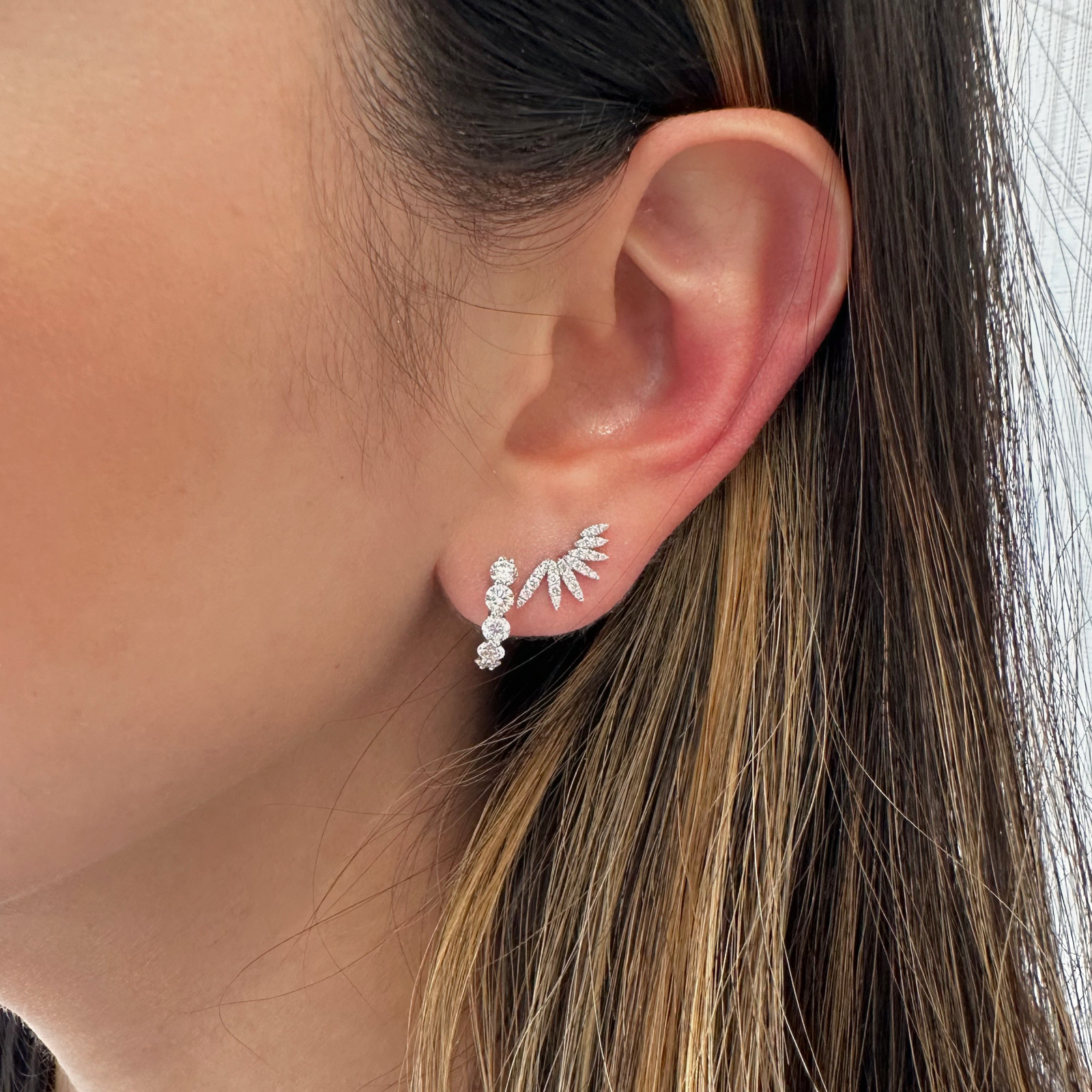 1.58 ct Diamond Huggie Earrings - 18K gold weighing 2.59 grams - 10 round diamonds weighing 1.58 carats