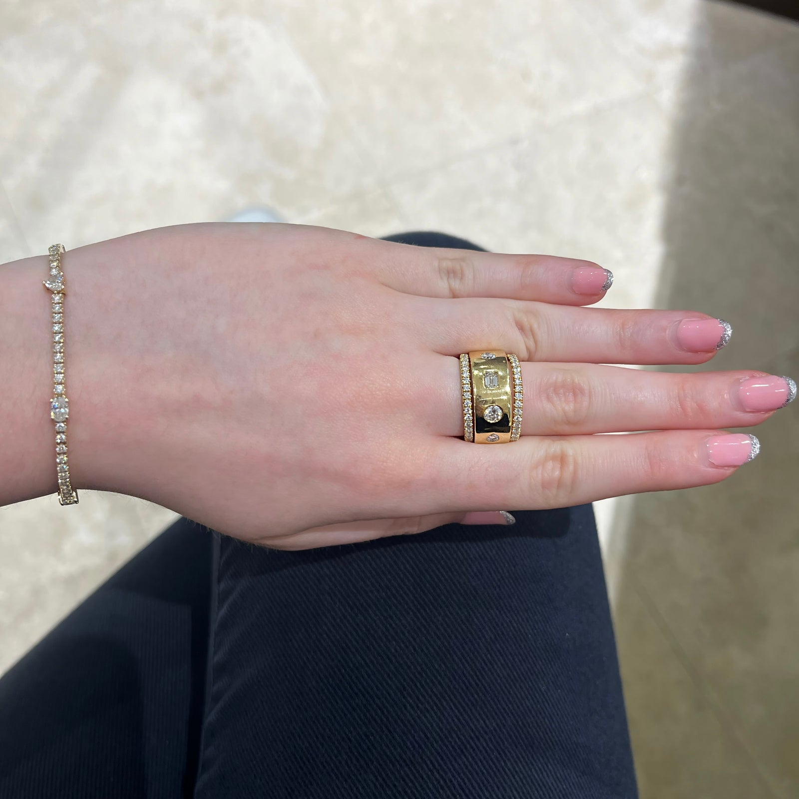 0.57 ct Diamond Eternity Ring - 18K gold weighing 2.05 grams - 38 round diamonds weighing 0.57 carats