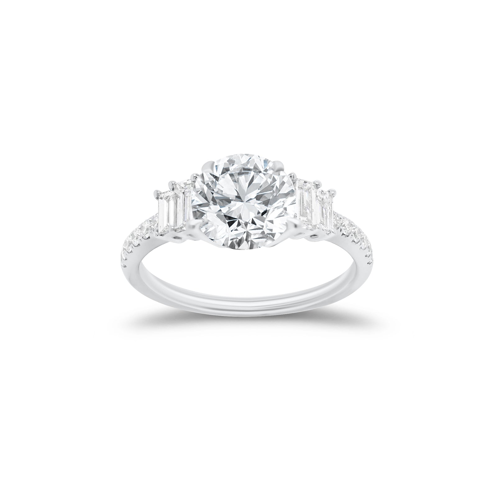Diamond engagement ring with baguette side stones - 18K gold weighing 3.07 grams  - 12 round diamonds weighing 0.15 carats  - 4 straight baguettes weighing 0.29 carats