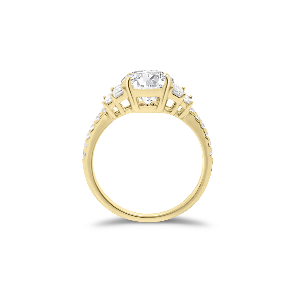 Diamond engagement ring with baguette side stones - 18K gold weighing 3.07 grams  - 12 round diamonds weighing 0.15 carats  - 4 straight baguettes weighing 0.29 carats