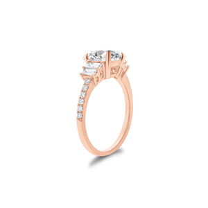 Diamond engagement ring with baguette side stones - 18K gold weighing 3.07 grams  - 12 round diamonds weighing 0.15 carats  - 4 straight baguettes weighing 0.29 carats