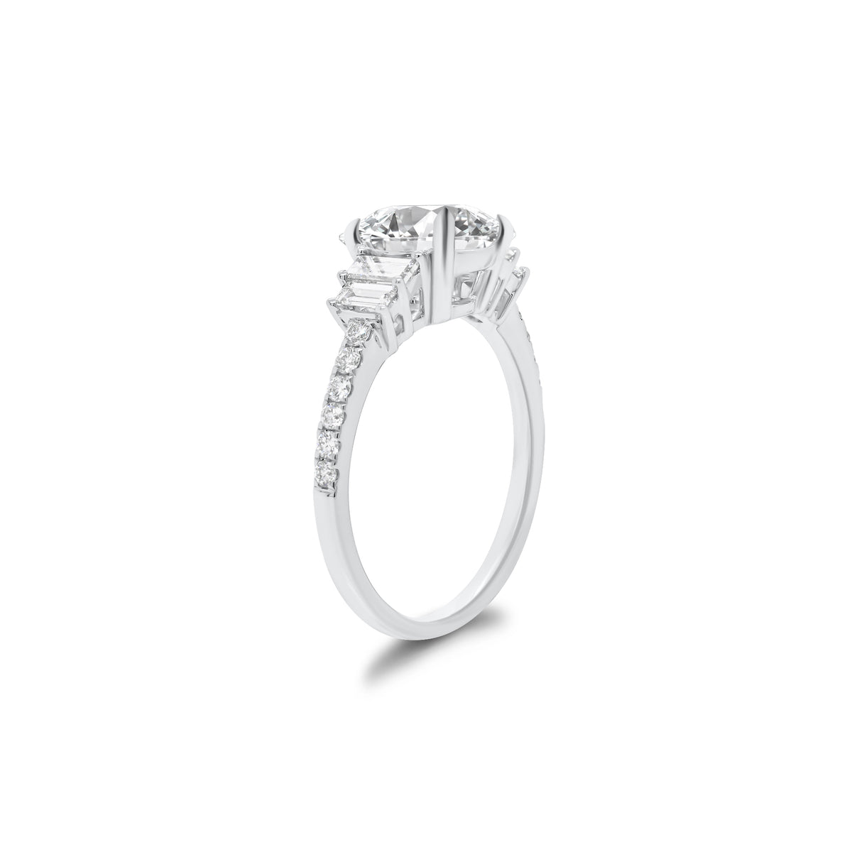 Diamond engagement ring with baguette side stones - 18K gold weighing 3.07 grams  - 12 round diamonds weighing 0.15 carats  - 4 straight baguettes weighing 0.29 carats