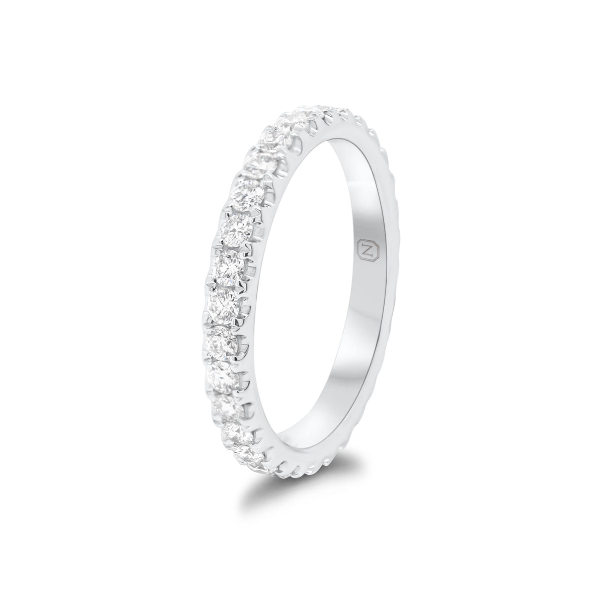 0.81 ct Diamond Eternity Ring - 18K gold weighing 2.73 grams  - 32 round diamonds weighing 0.81 carats