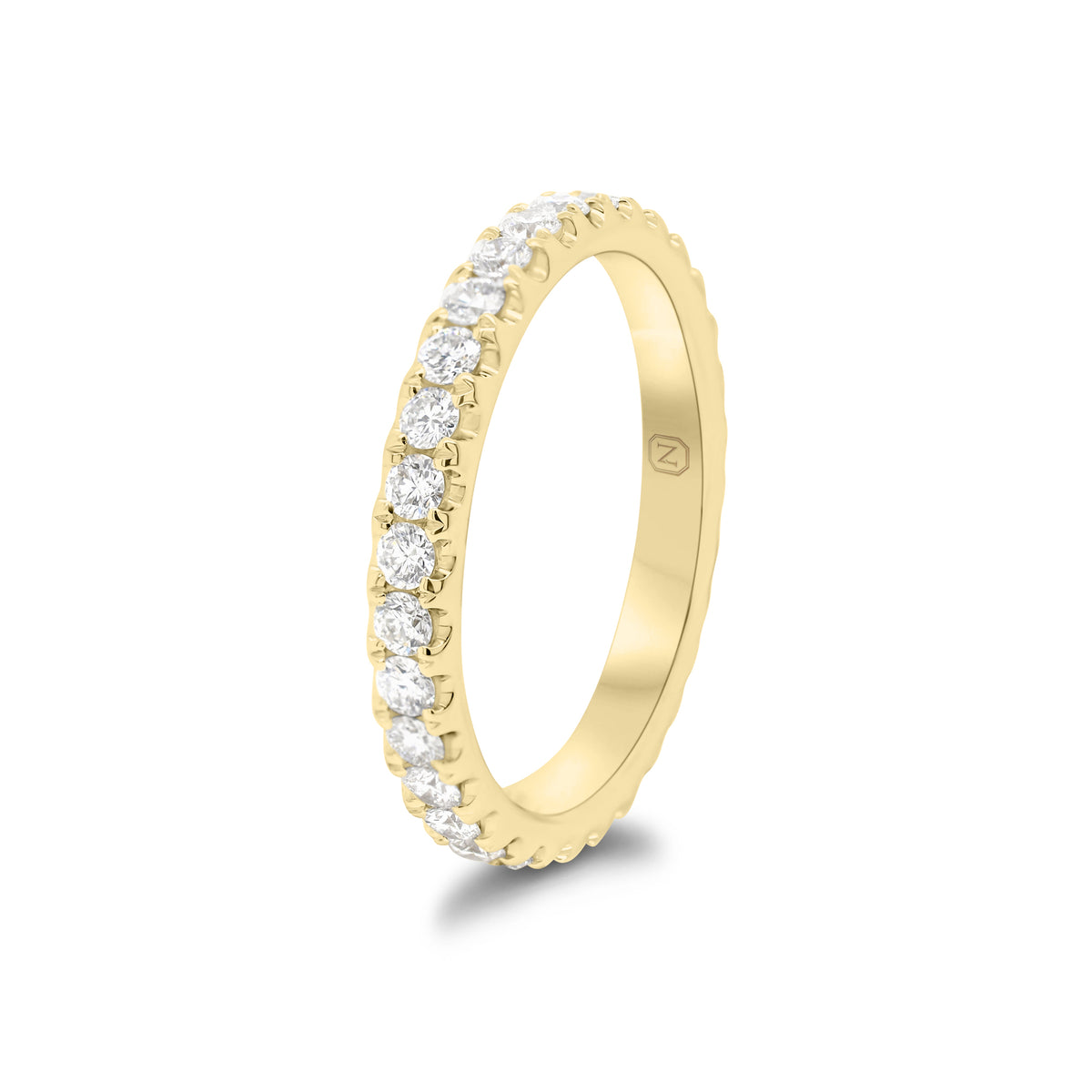 0.81 ct Diamond Eternity Ring - 18K gold weighing 2.73 grams  - 32 round diamonds weighing 0.81 carats