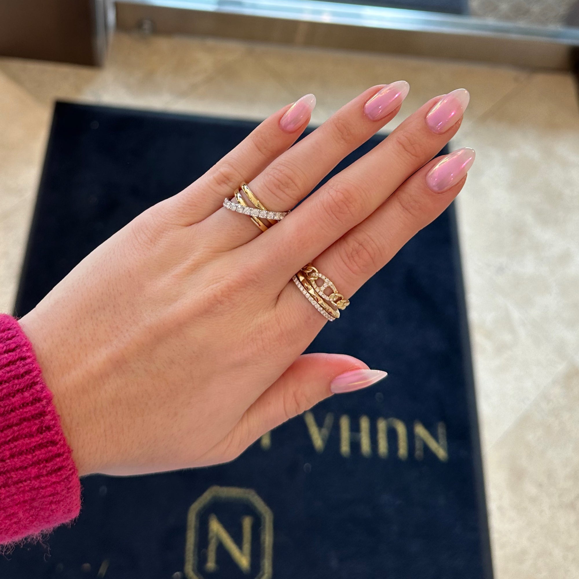 Diamond & gold multi-band crossover ring - 18K gold weighing 7.34 grams  - 15 round diamonds weighing 0.94 carats