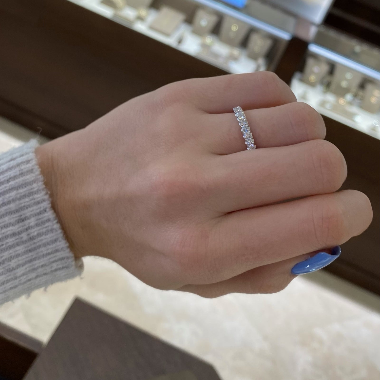 0.50 ct Diamond Wedding Band - 18K gold weighing 3.80 grams  - 13 round diamonds weighing 0.50 carats