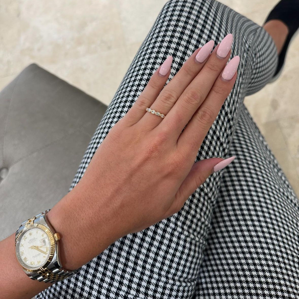 Bezel-set oval diamond eternity ring - 14K gold weighing 1.97 grams
- 15 oval-shaped diamonds weighing 1.20 carats