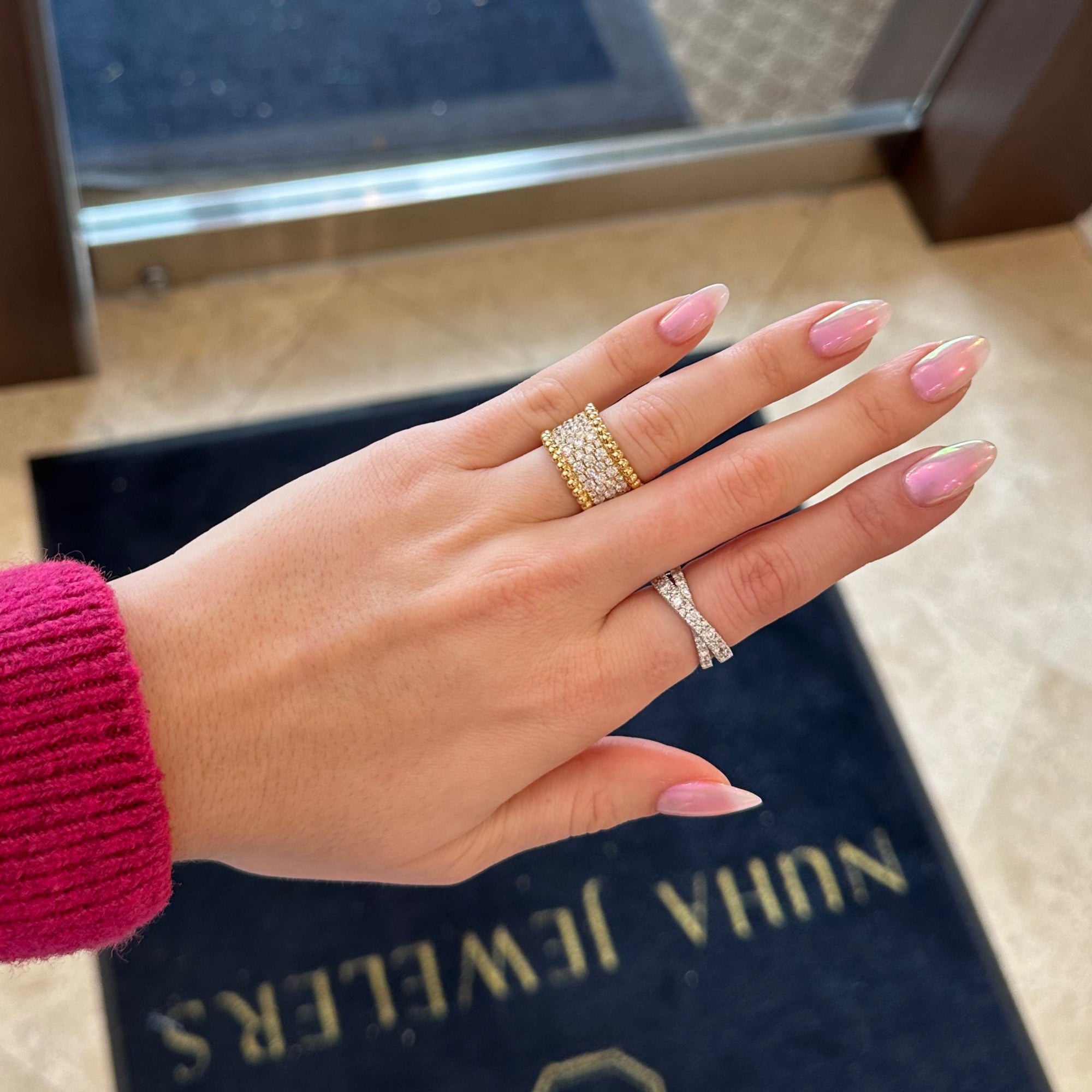 Diamond simple crossover ring - 18K gold weighing 5.98 grams  - 29 round diamonds weighing 1.06 carats