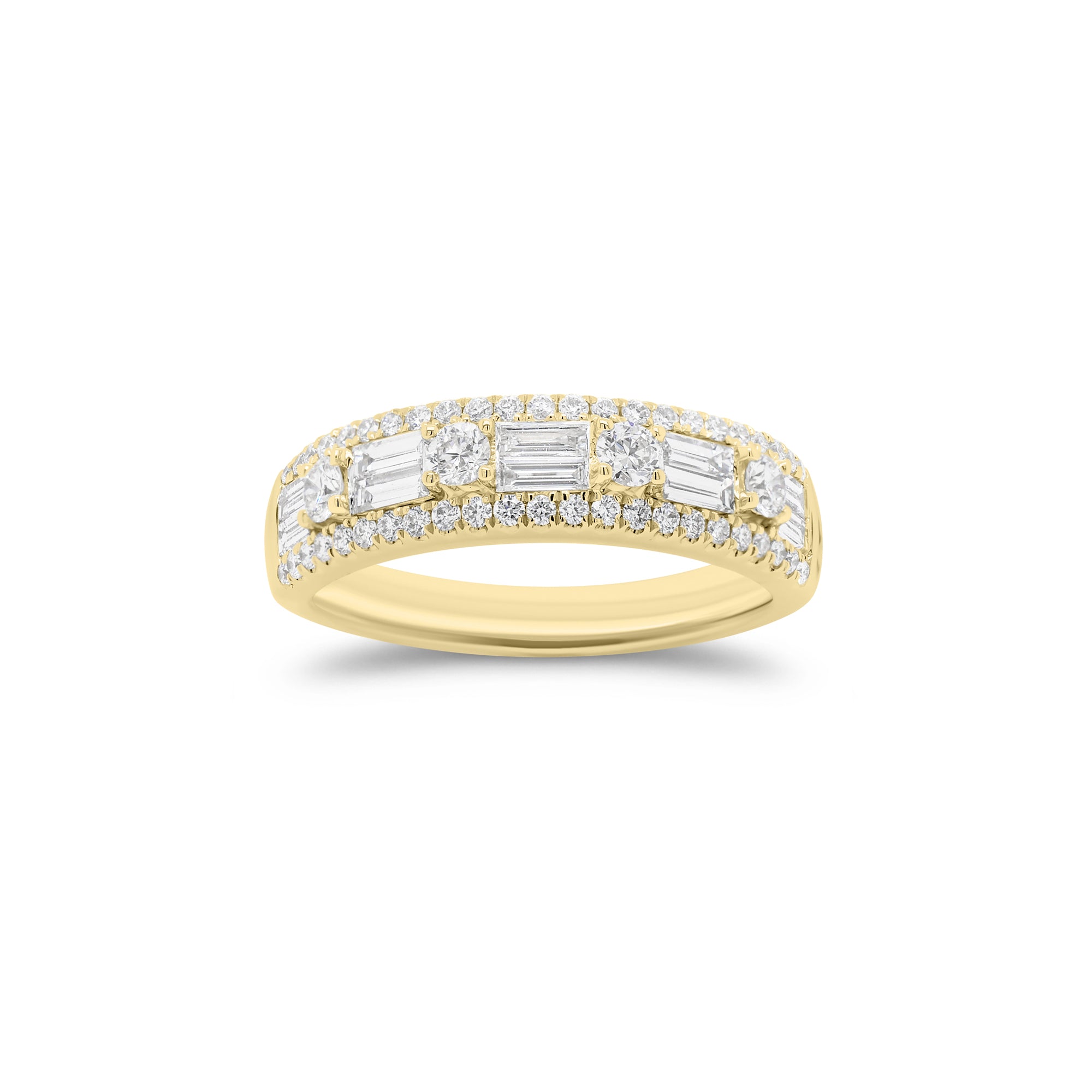 Round & baguette diamond pattern ring - 18K gold weighing 4.45 grams  - 50 round diamonds weighing 0.45 carats  - 10 straight baguettes weighing 0.43 carats