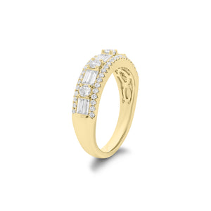 Round & baguette diamond pattern ring - 18K gold weighing 4.45 grams - 50 round diamonds weighing 0.45 carats - 10 straight baguettes weighing 0.43 carats
