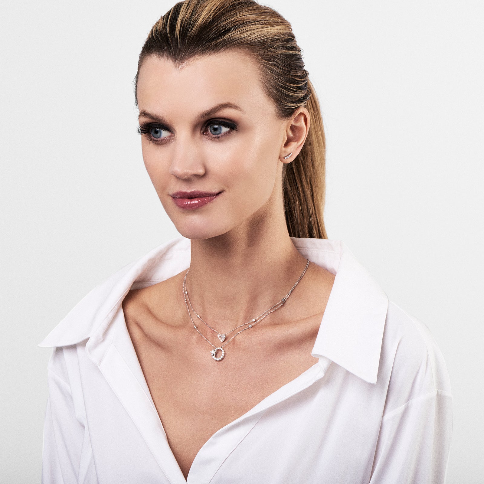 Diamond Circle Pendant Necklace with Star   - 18K gold weighing 4.67 grams.   - 32 round diamonds totaling 0.86 carats.