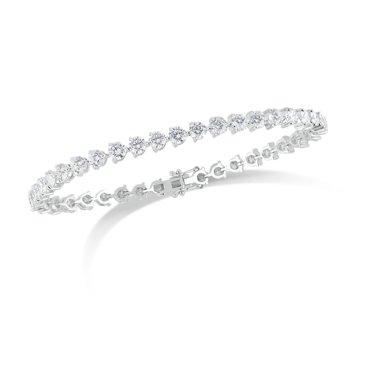 9 ct Diamond Tennis Bracelet  - 18K gold weighing 12.07 grams  - 39 round diamonds totaling 9.02 carats