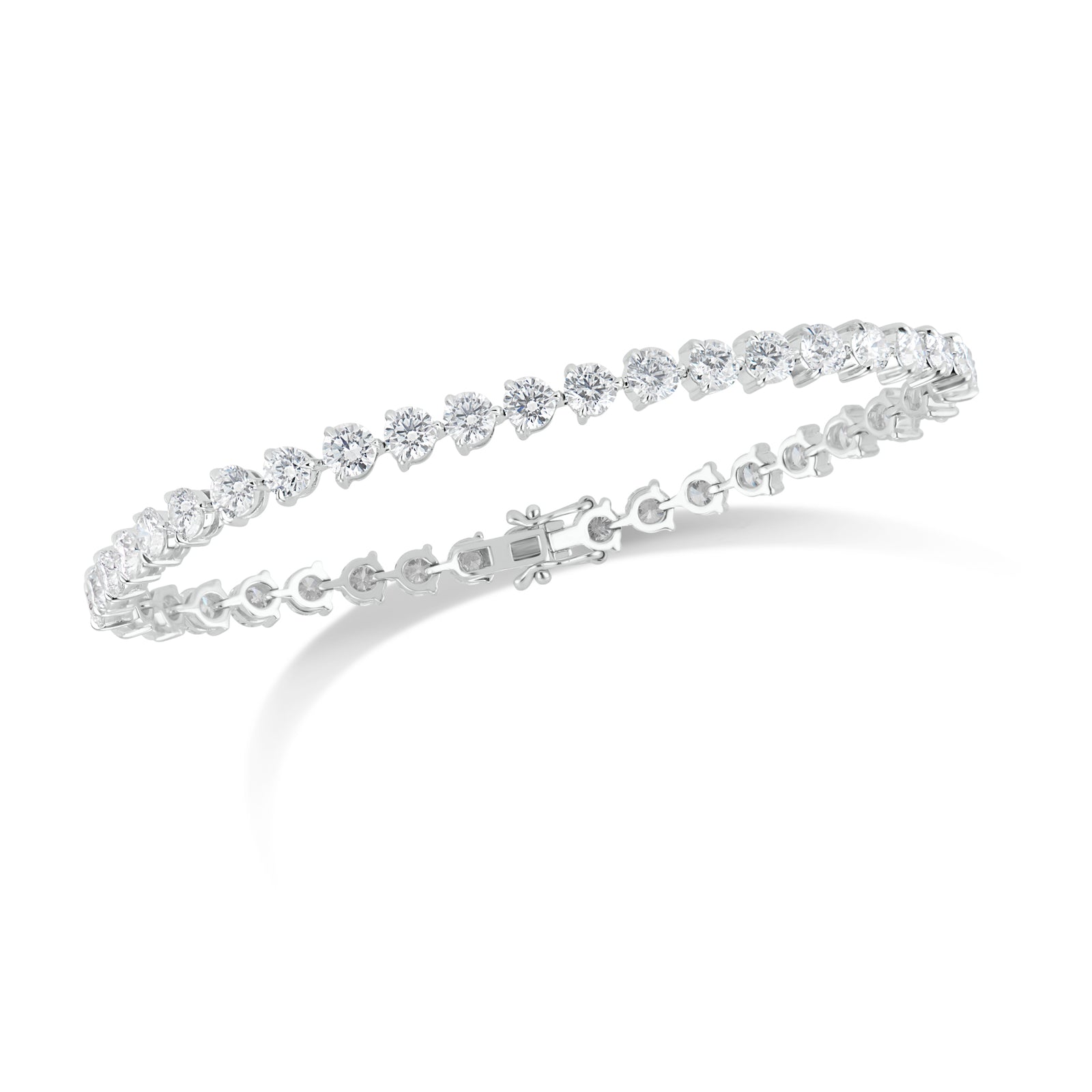 9 ct Diamond Tennis Bracelet  - 18K gold weighing 12.07 grams  - 39 round diamonds totaling 9.02 carats
