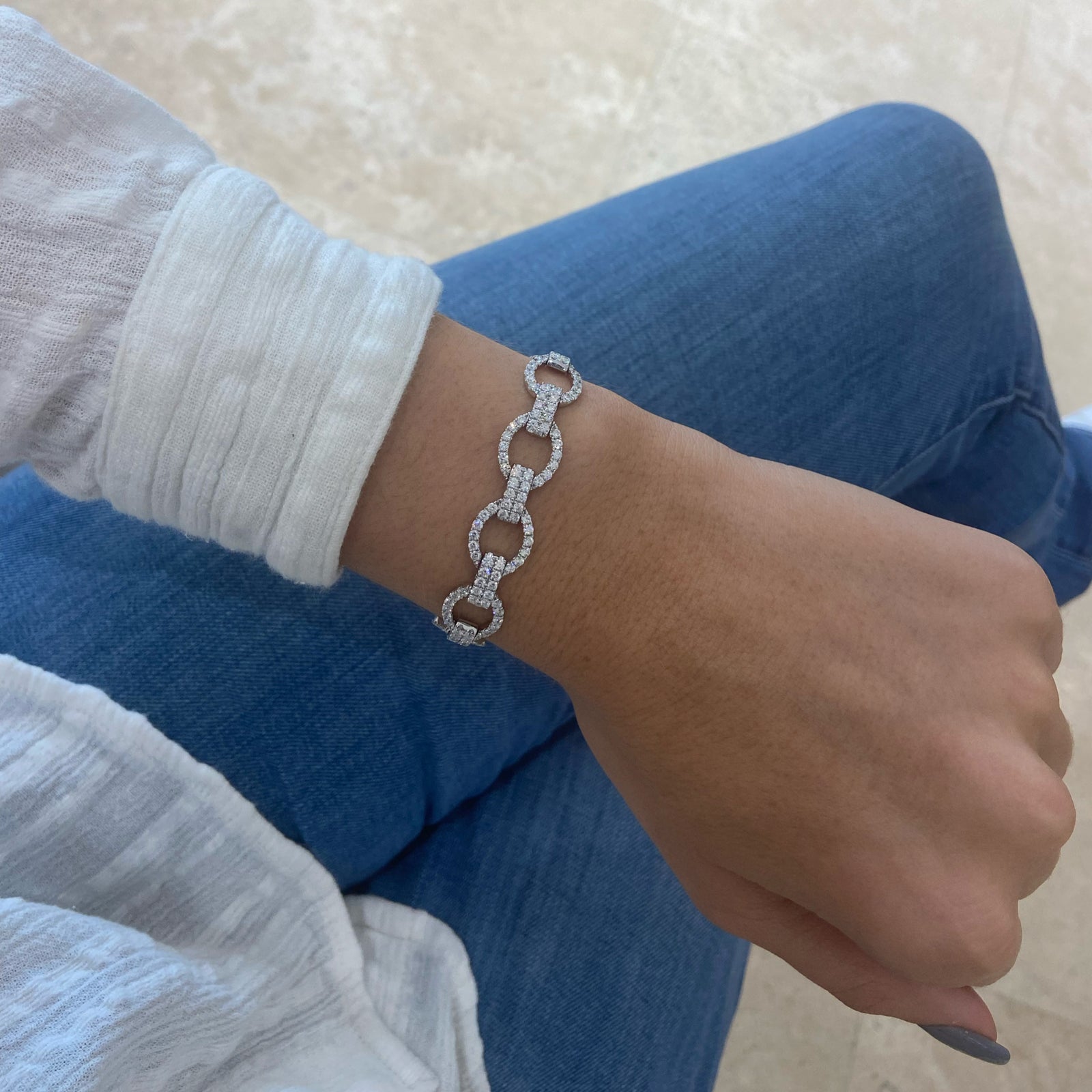 Diamond Oval Link Bracelet - 18K gold weighing 19.99 grams  - 242 round diamonds weighing 6.05 carats