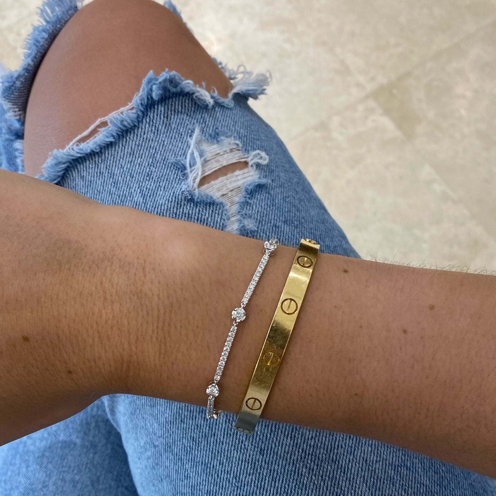 Diamond Structured Tennis Bracelet  - 18K gold weighing 5.71 grams  - 95 round diamonds totaling 1.50 carats