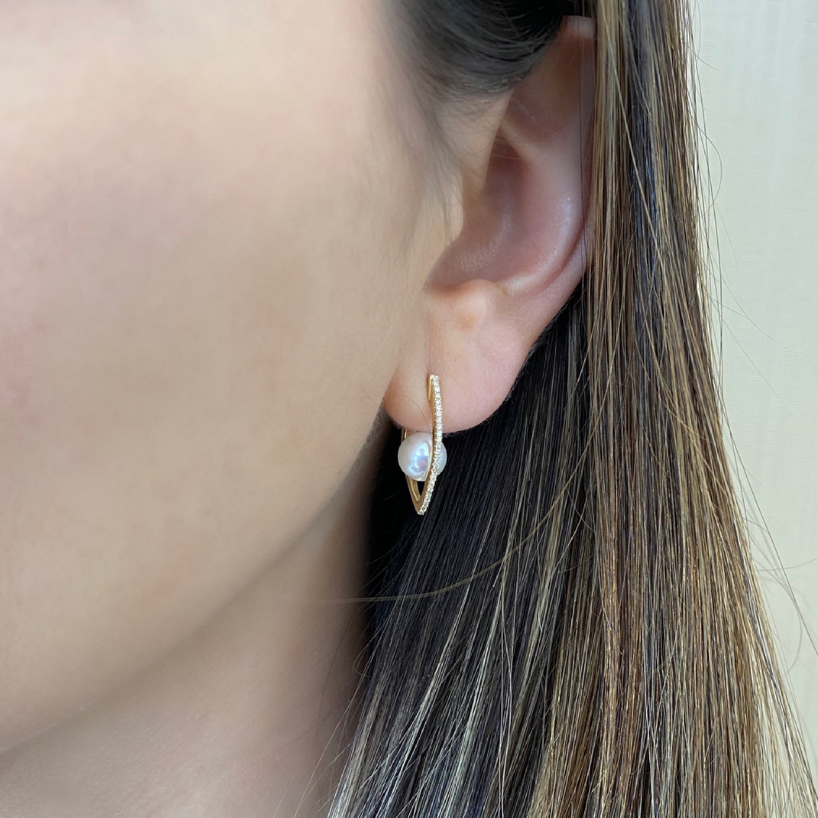 Diamond hoop earrings with pearls - 14 kt gold weighing 1.90 grams  - 48 round diamond with a 0.11 total carat weight  - 2 pearls