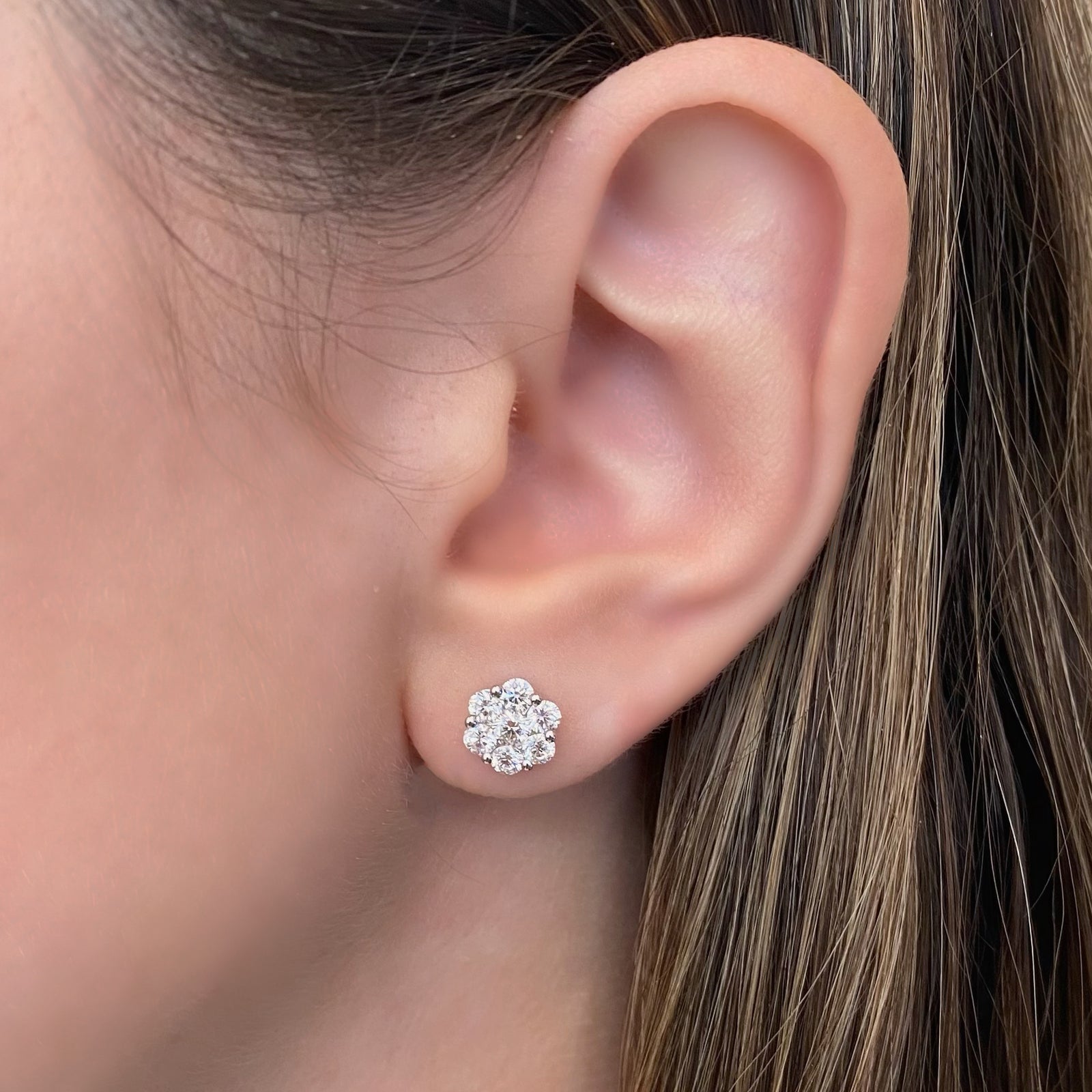 diamond flower cluster stud earring - 18K gold weighing 2.40 grams  - 14 round diamonds totaling 1.24 carats