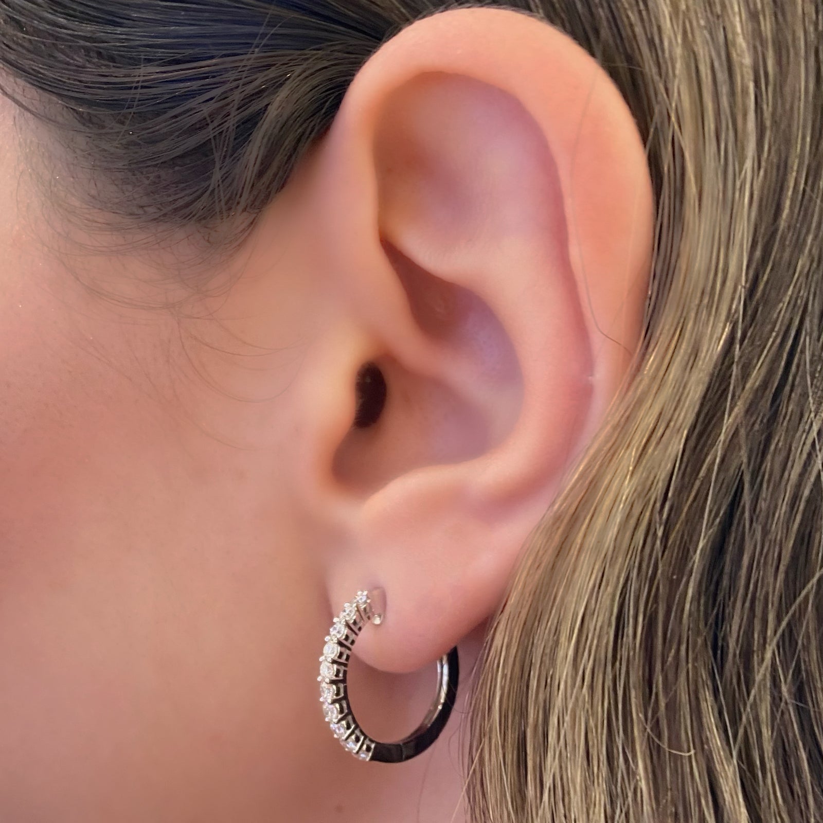 Diamond mini hoop earrings - 18K gold weighing 4.87 grams  - 20 round diamonds totaling 0.71 carats