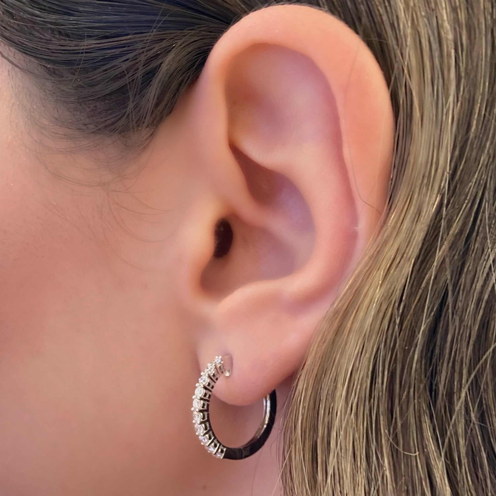 Diamond mini hoop earrings - 18K gold weighing 4.87 grams  - 20 round diamonds totaling 0.71 carats