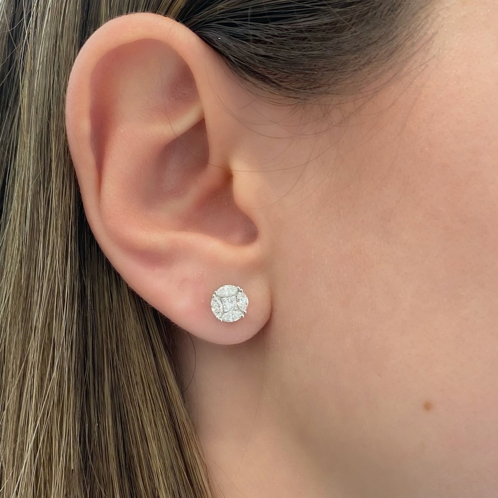 marquise & princess-cut diamond stud earrings - 18K gold weighing 1.84 grams  - 8 marquise-shaped diamonds totaling 0.65 carats  - 2 princess-cut diamonds totaling 0.24 carats