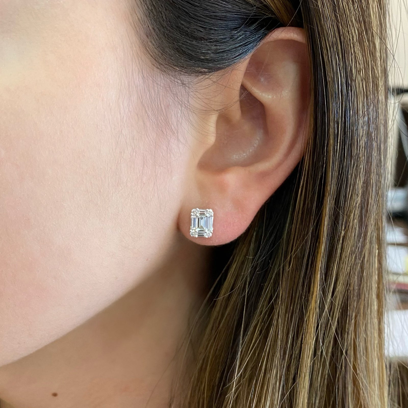 diamond illusion stud earrings - 18K gold weighing 2.14 grams  - 2 slim baguettes totaling 0.26 carats  - 8 slim baguettes totaling 0.63 carats  - 8 round diamonds totaling 0.14 carats  Total carat weight 1.03 carats 