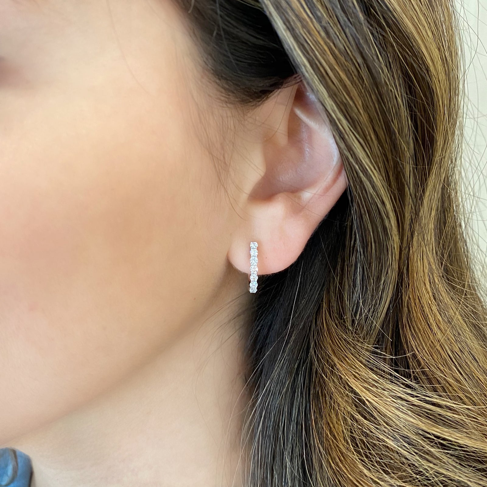 Round diamond huggie earrings - 14 round diamonds totaling 0.53 carats  - 18K gold weighing 1.75 grams