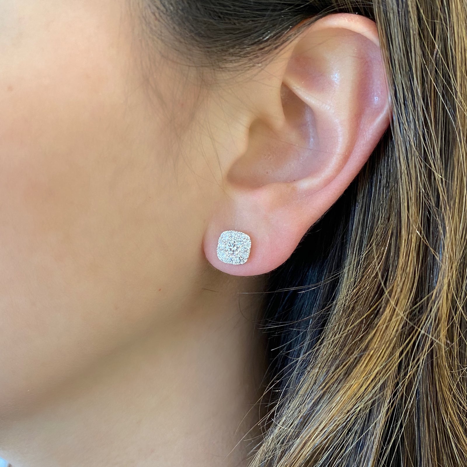 diamond cushion-shaped stud earring -18K white gold weighing 2.46 grams  -2 round brilliant-cut diamonds totaling 0.38 carats  -16 round diamonds totaling 0.66 carats