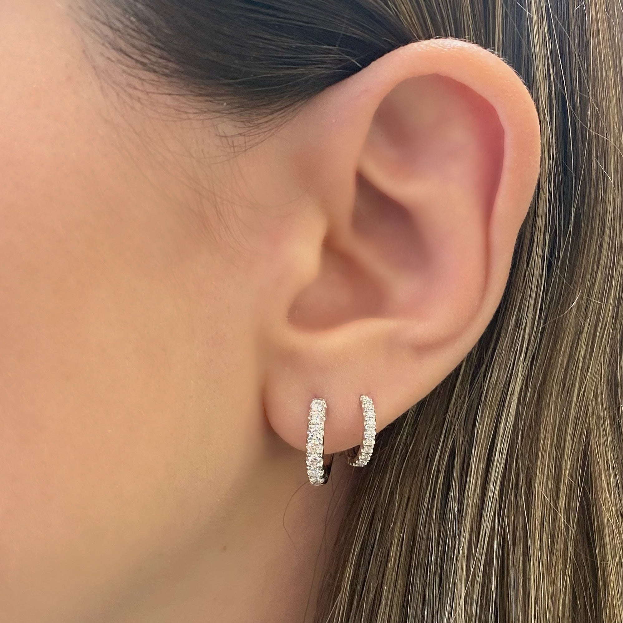 Small Amethyst Stud Earrings In White Gold (3.2 mm)