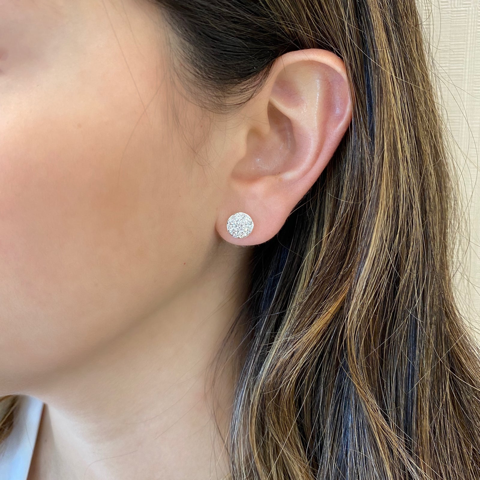 Diamond round halo stud earrings  - 18K gold weighing 2.31 grams  - 26 round diamonds totaling 0.94 carats