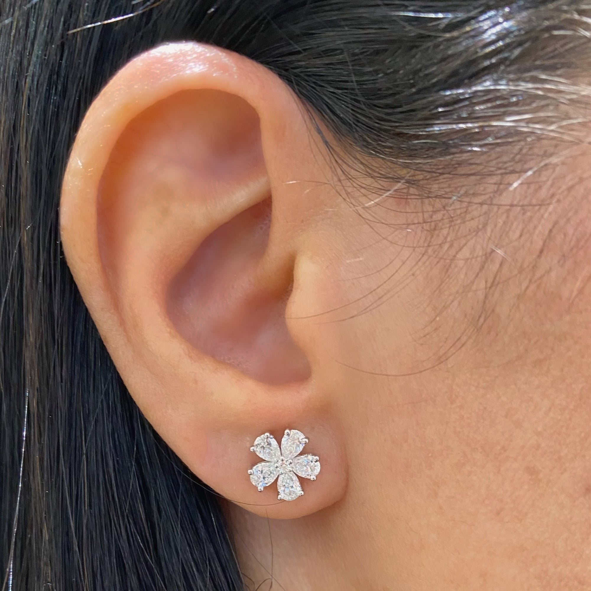 Diamond Flower Stud Earrings - 18K white gold weighing 2.09 grams  - 10 pear-shaped diamonds weighing 1.36 carats  - 2 round diamonds weighing 0.04 carats