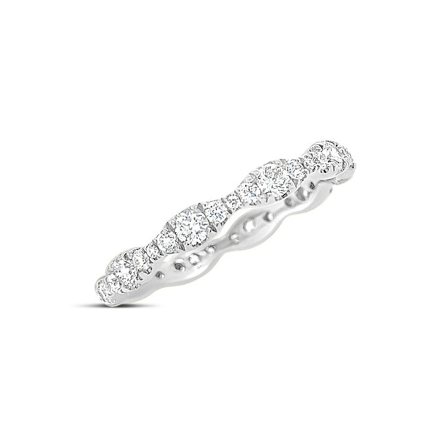3.77 Carat Heart Shape Diamond Eternity Wedding Band In Platinum For - Foto 10