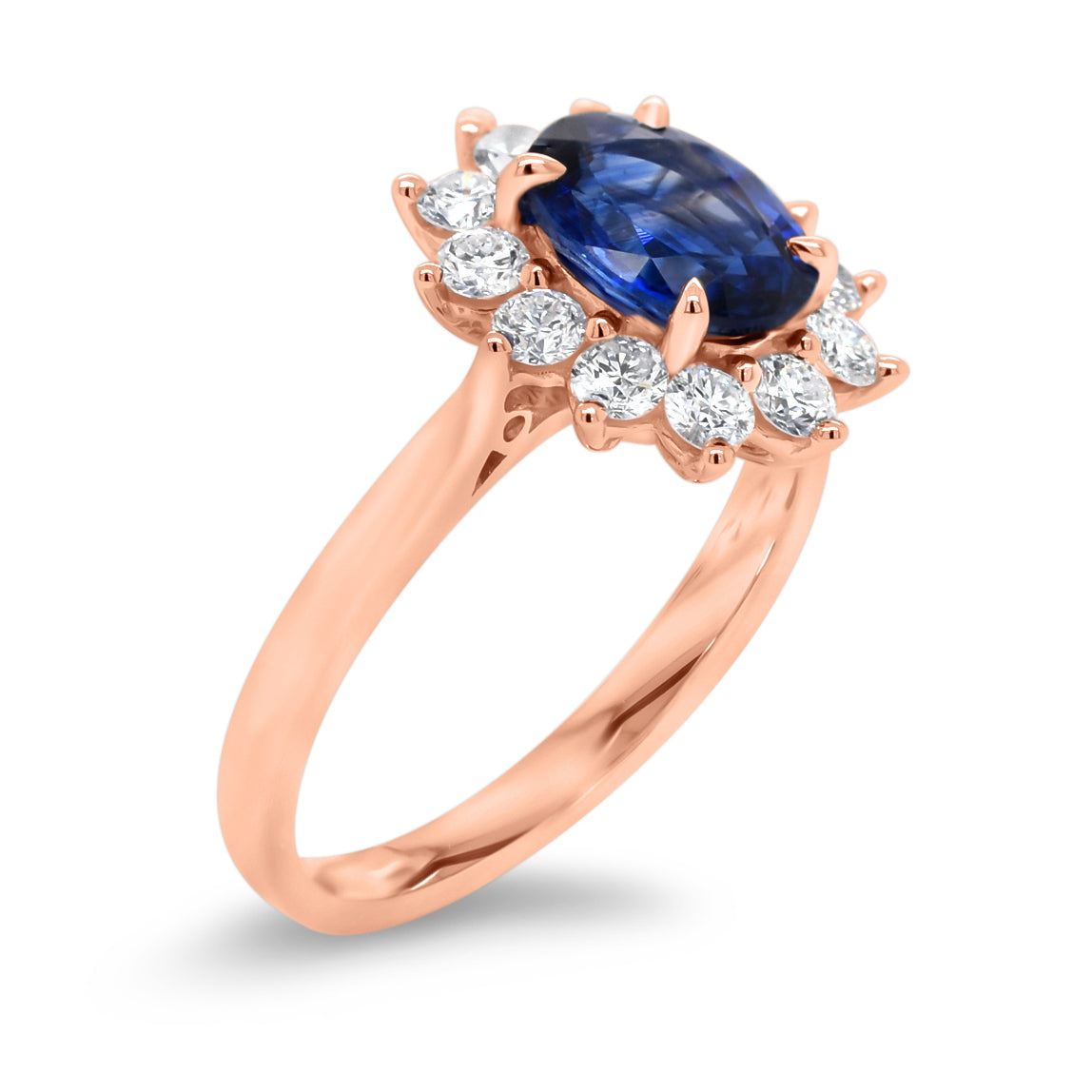Sapphire & diamond classic ring - 18K gold weighing 3.32 grams  - 12 round diamonds totaling 0.58 carats  - 1.61 ct sapphire