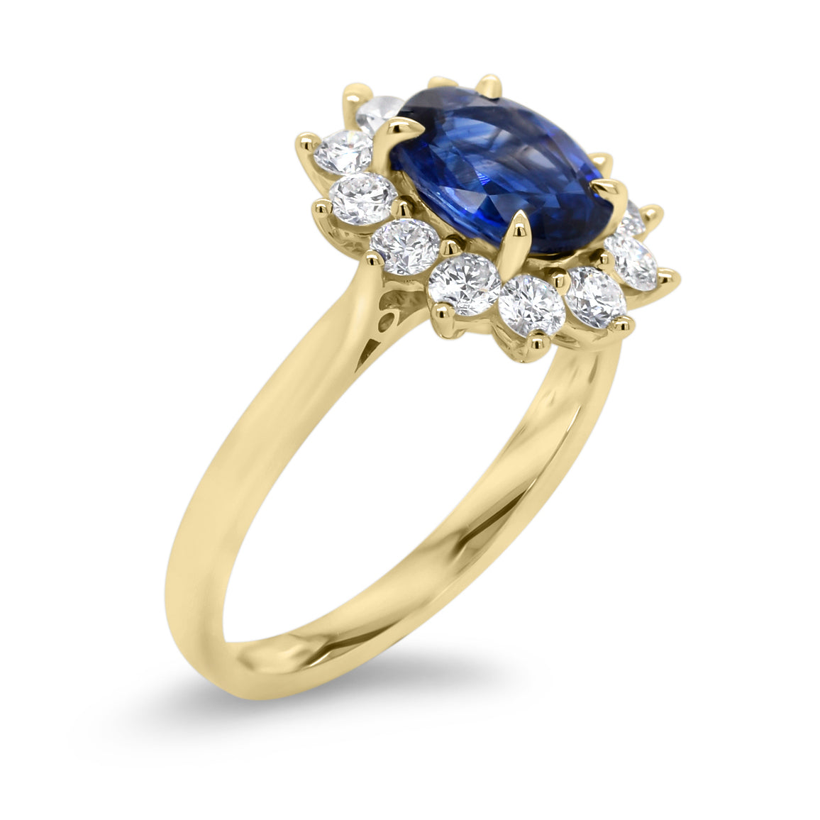 Sapphire & diamond classic ring - 18K gold weighing 3.32 grams  - 12 round diamonds totaling 0.58 carats  - 1.61 ct sapphire