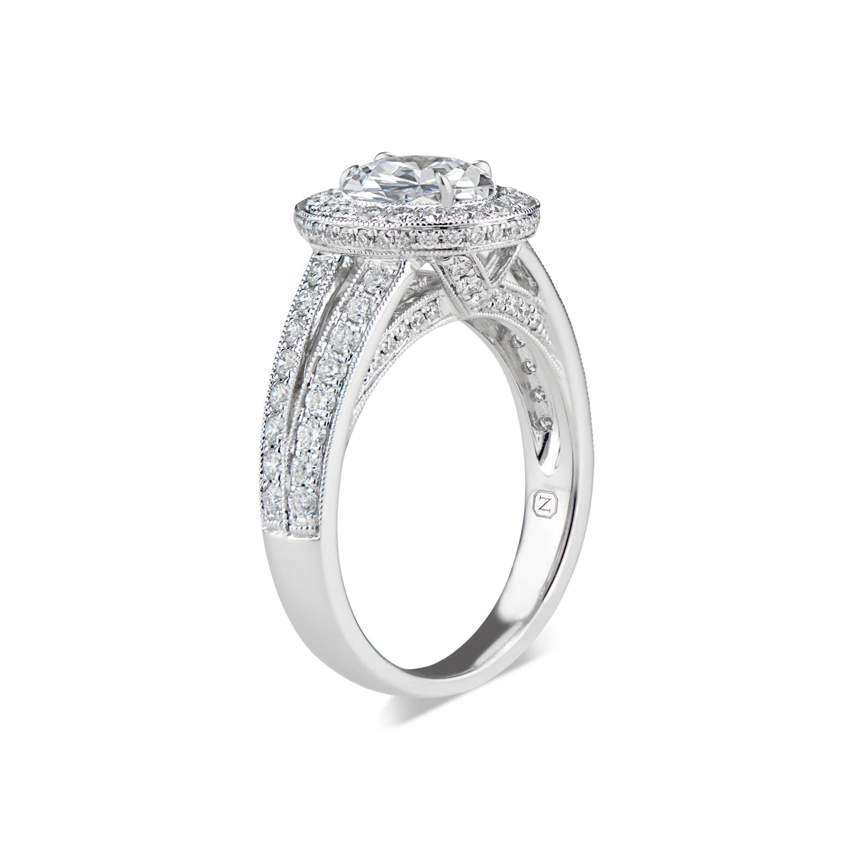 Oval Halo Diamond Engagement Ring with Split Shank - 18K weighting 6.08 GR - 112 round diamonds totaling 0.90 carats