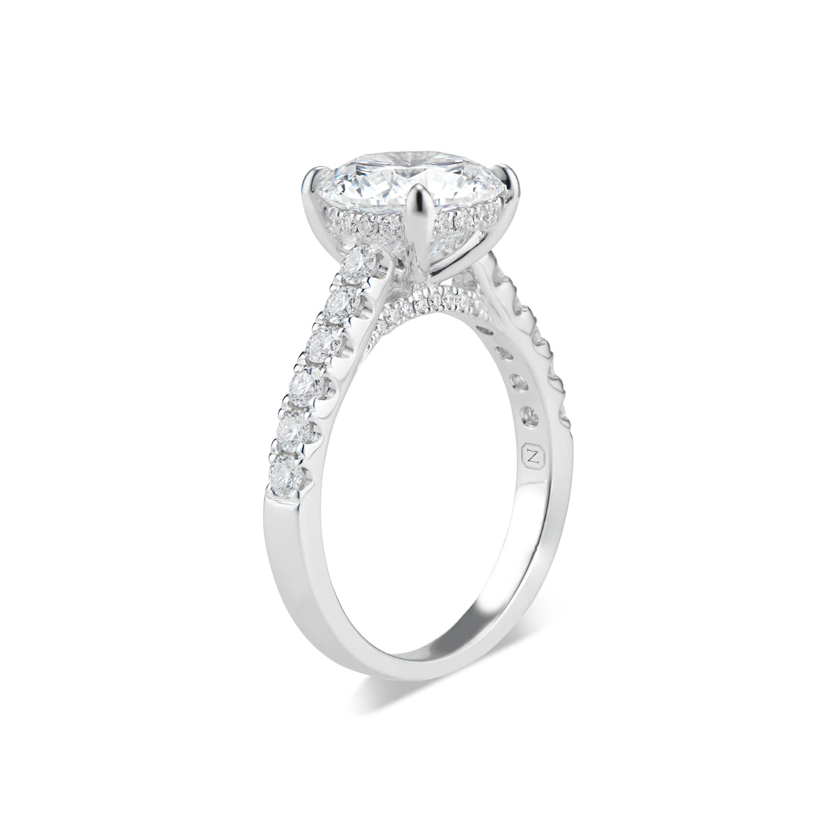 Round Diamond Engagement Ring  -18 K weighting 3.87 GR - 44 round diamonds totaling 0.55 carats