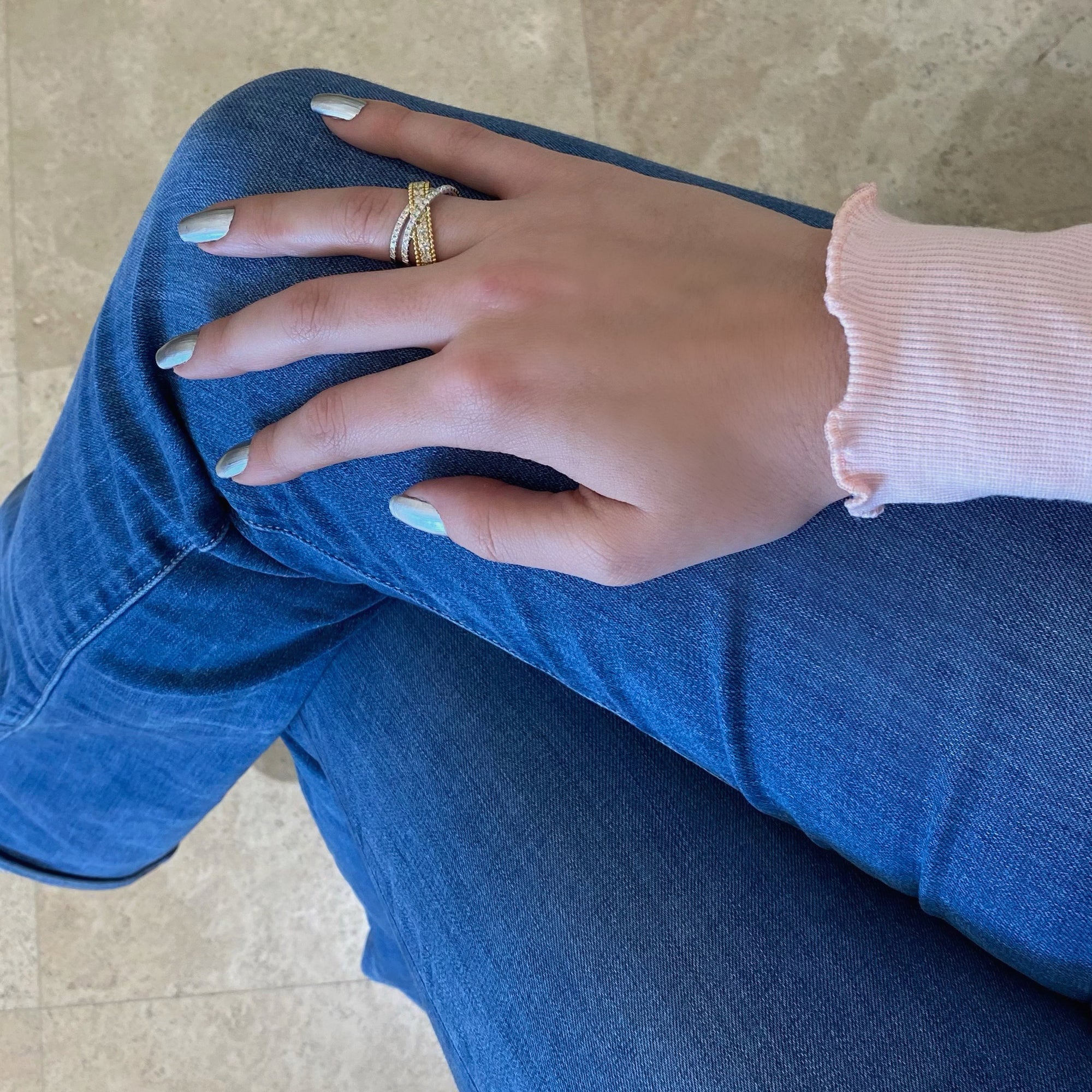 Diamond Overlapping Bands Ring  - 18K gold weighing 7.50 grams  - 53 round diamonds totaling 0.64 carats  - 7 round diamonds totaling 0.43 carats