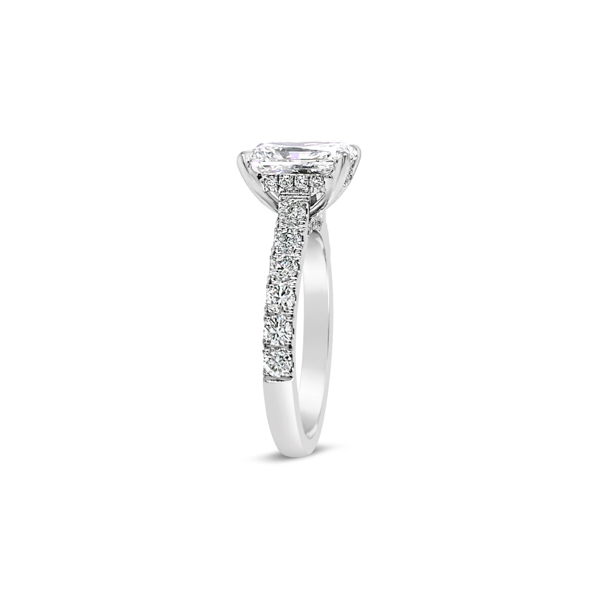 Round Diamond Engagement Ring  -18 K weighting 3.87 GR - 44 round diamonds totaling 0.55 carats